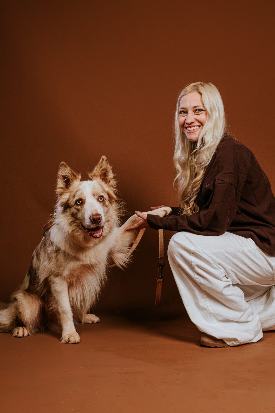 Adestradora interagindo com um cão